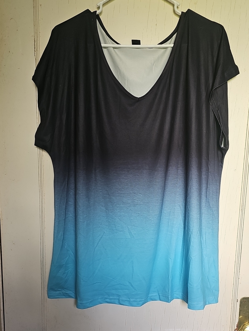 Womenโs Ombre V-Neck Short Sleeve Top - Black to Teal